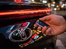 М.Видео масштабирует продажи автомобилей — и идёт в массовый сегмент: на маркетплейсе появились LADA и «Москвич»