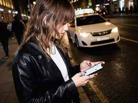 Женщина вызывает такси по телефону