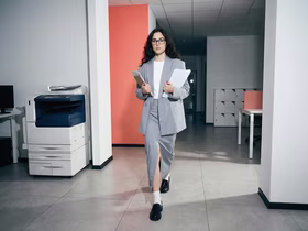 Половина работодателей готова платить зумерам выше рынка — в среднем компании могут добавить к окладу 5–10 тыс. ₽