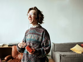 Кнопочные телефоны, эмоциональность и усталость от ИИ: названы главные тренды 2026-го по версии The New York Times