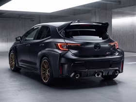 Автомобиль Toyota GRMN Corolla чёрного цвета