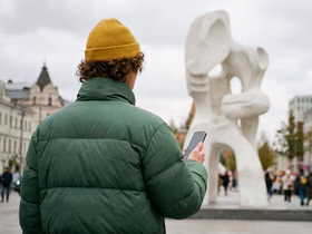 Яндекс Карты и 2ГИС внедрили нейросети прямо в интерфейс: ИИ рекомендует места и помогает спланировать маршрут