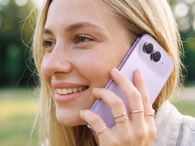 Довольная девушка держит у уха лавандовый iPhone Air 2