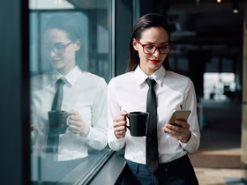 девушка с красной кружкой