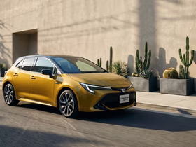 Юбилейная Toyota Corolla Sport жёлтого цвета
