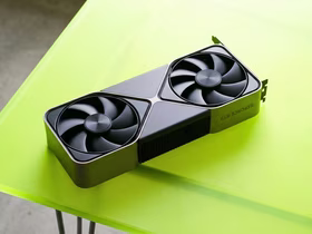 Видеокарта GeForce RTX на зелёном столе