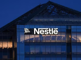 Вывеска Nestle на здании
