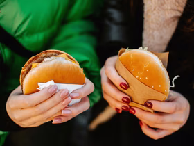 В новогодние праздники «Вкусно — и точка» посетили 13 млн гостей: самый дорогой заказ был в Москве — на 29 тыс. ₽