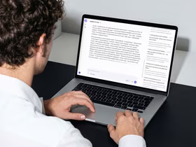 Мужчина печатает за компьютером. Источник: генерация нейросети