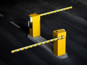 2 закрытых шлагбаума