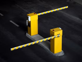 2 закрытых шлагбаума