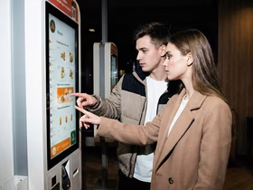 «Вкусно — и точка» обновила дизайн всех киосков самообслуживания: время оформления заказов сократилось на 30%