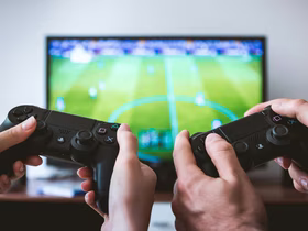 Руки, геймпады DualShock от PlayStation, телевизор