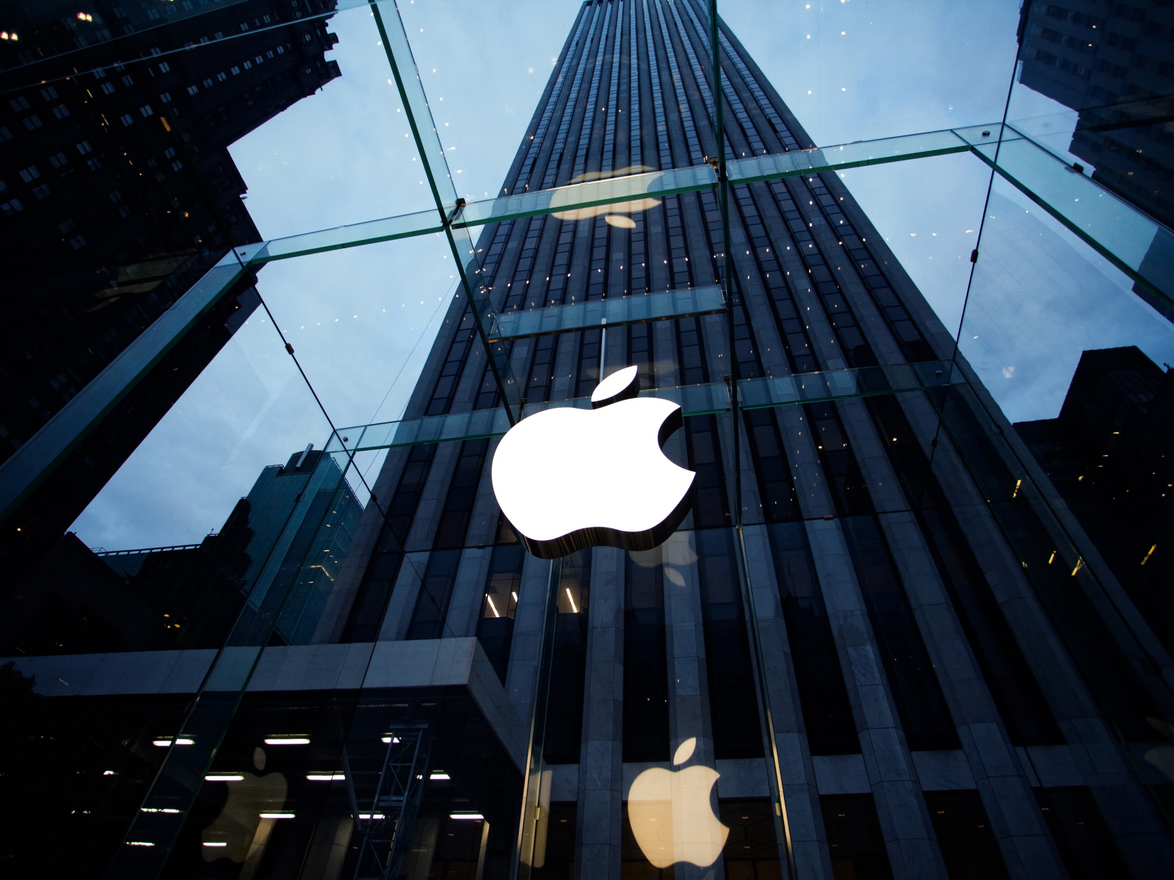 Apple отчиталась о рекордных продажах iPhone: выручка достигла $102,5 млрд, рост в декабрьском квартале — до 12%