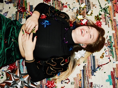 Половина россиян покупает подарки к Новому году заранее — 8% начинают готовиться за несколько месяцев