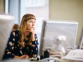 Женщина смотрит в компьютер