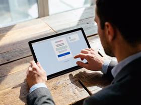 Мужчина сидит в ноутбуке