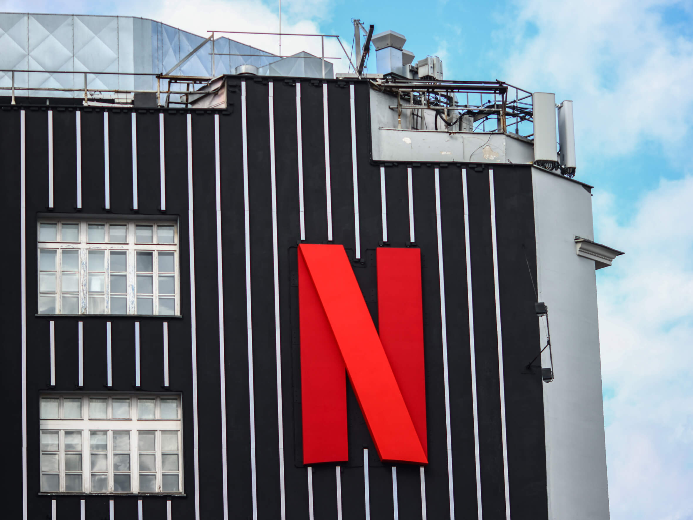 Netflix сделал новое предложение по покупке Warner Bros: стриминг готов заплатить наличными — и обойти Paramount
