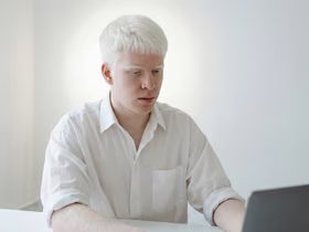 Мужчина сидит за компьютером