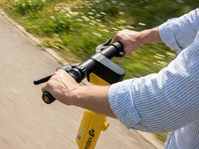 Теперь 99,99% поездок — без нарушений: в 2025 году Яндекс Go вложил 340 млн рублей в безопасность самокатов