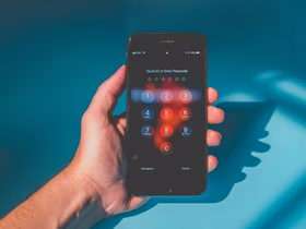 Смартфон лежит в руке