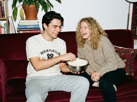 Количество пользователей с платной подпиской онлайн-кинотеатров в России достигло 54 млн: рост — 30% за 2025 год