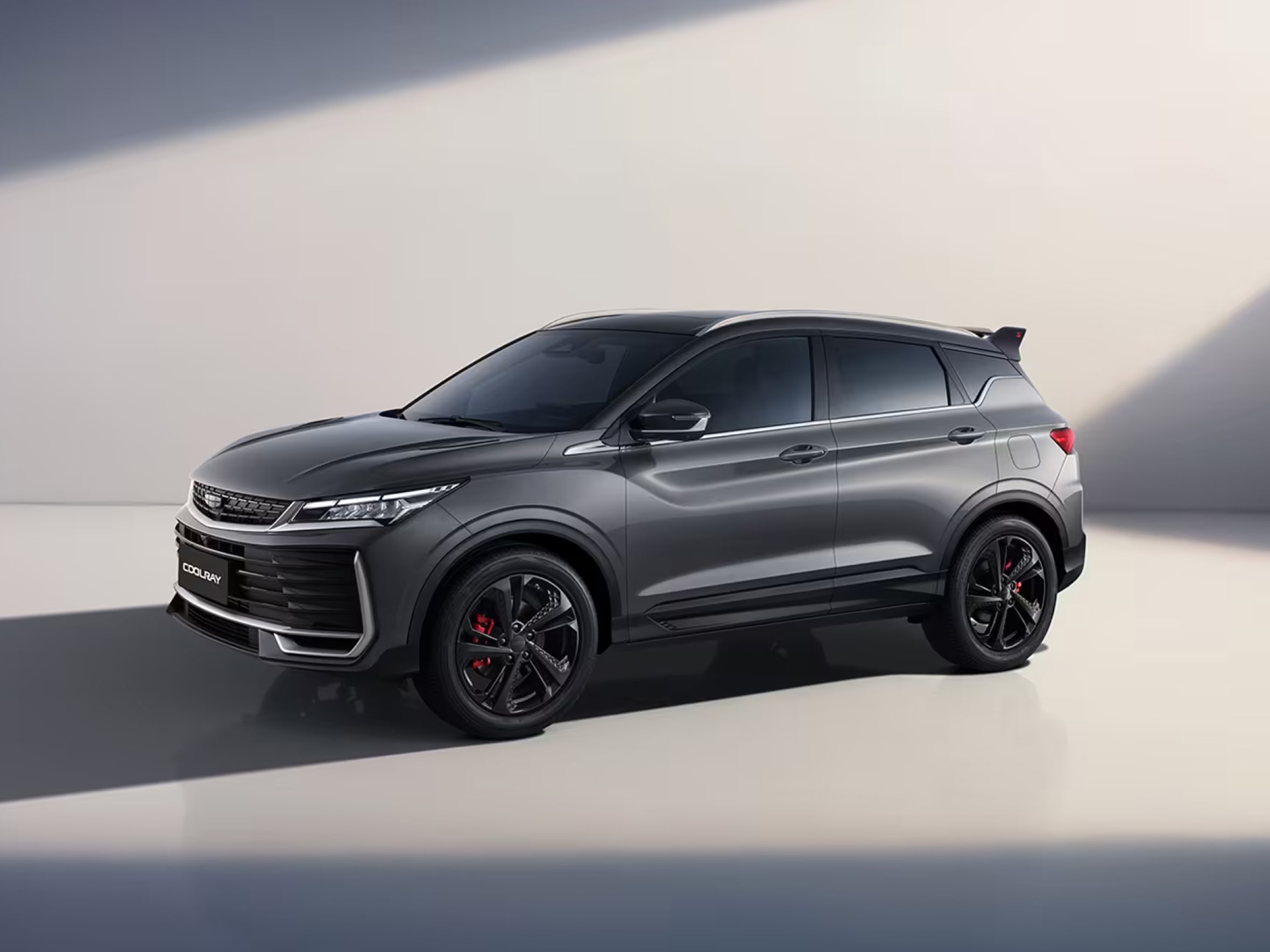 Обновлённый Geely Coolray стал доступен в белом и сером цветах — до этого палитра ограничивалась лиловым оттенком
