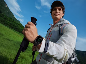 Мужчина на природе в часах Xiaomi