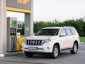 Toyota Land Cruiser на АЗС