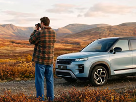 Мужчина стоит рядом с автомобилем Jeland