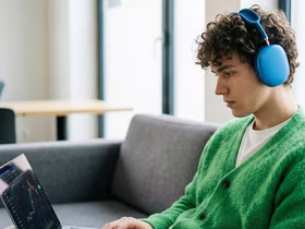 Молодёжь активно выходит на биржу — доля 18–19-летних инвесторов выросла до 13,3% по итогам 2025 года