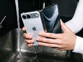 iPhone Ultra под проточной водой