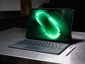 Планшет Xiaomi на металлическом столе