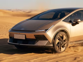 Hyundai Ioniq V в пустыне