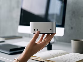 Mac mini в женской руке