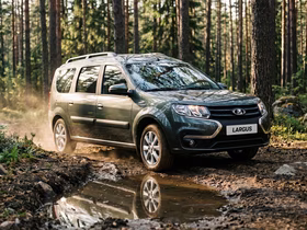 Автомобиль Lada Largus в лесу