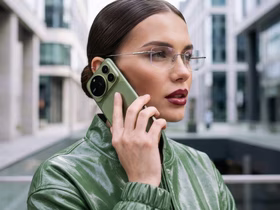 Девушка держит у уха смартфон Honor Magic 9 Pro Max