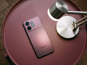 Samsung Galaxy S27 Ultra бордового цвета