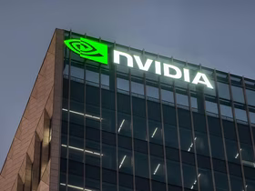 Логотип Nvidia на офисном здании