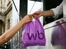 Из автолавки передают фиолетовый пакет WB