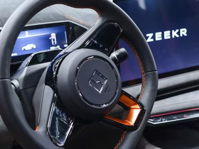 Руль автомобиля с логотипом Zeekr