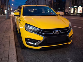 Жёлтый автомобиль такси фирмы Lada