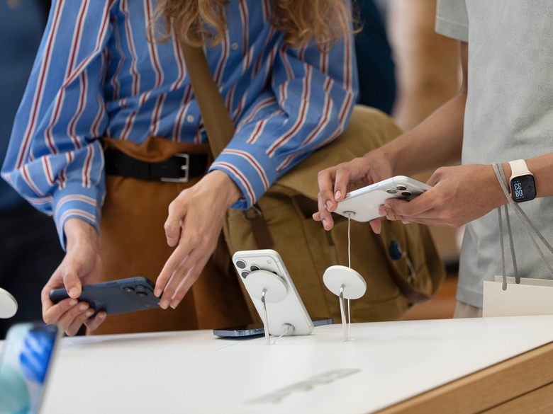 Apple впервые за 14 лет обгонит Samsung по поставкам смартфонов: рост обеспечила серия iPhone 17