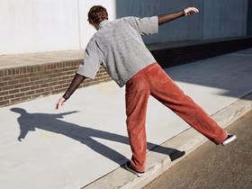 Мужчина стоит, растопырив руки и ноги