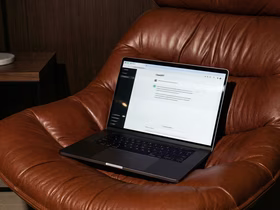 компьютер на кожаном диване