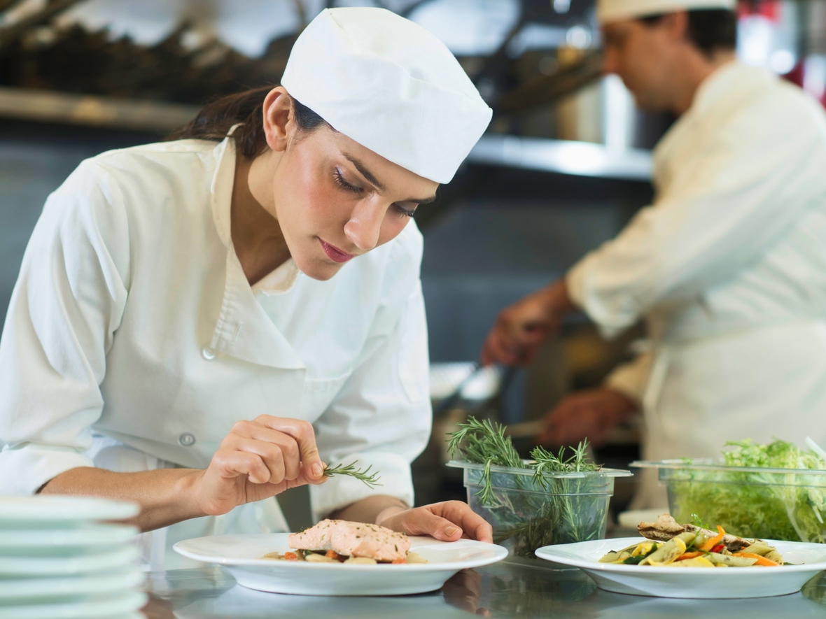 Спрос на линейных специалистов вырос в 2 раза: в лидерах мойщики и повара — в среднем они получают от 50 тыс. ₽