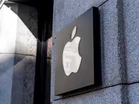 Вывеска с логотипом Apple на стене здания