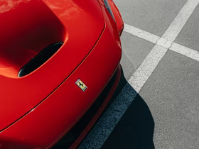 Передняя часть красного автомобиля Ferrari
