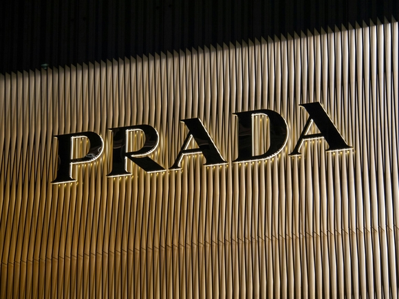 Prada закрыла сделку по покупке Versace за €1,3 млрд — бренд Джанни Версаче войдёт в группу вместе Miu Miu