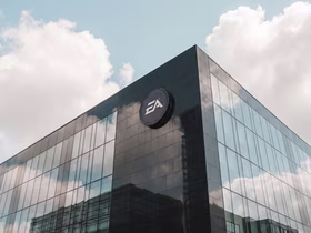Логотип Electronic Arts на стене современного здания